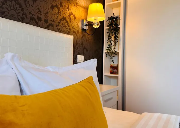 Cozy Modern Retreat - 2 Bedroom Steps From Piata Victoriei