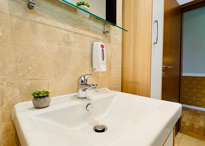 Cozy Modern Retreat - 2 Bedroom Steps From Piata Victoriei *