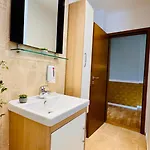 Cozy Modern Retreat - 2 Bedroom Steps From Piata Victoriei Apartmán