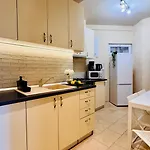 Cozy Modern Retreat - 2 Bedroom Steps From Piata Victoriei Bukurešť