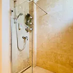 Cozy Modern Retreat - 2 Bedroom Steps From Piata Victoriei Apartmán *