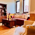 Cozy Modern Retreat - 2 Bedroom Steps From Piata Victoriei * Bukurešť