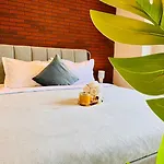 Cozy Modern Retreat - 2 Bedroom Steps From Piata Victoriei Apartmán Bukurešť