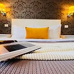 Apartmán Cozy Modern Retreat - 2 Bedroom Steps From Piata Victoriei Bukurešť