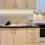 Cozy Modern Retreat - 2 Bedroom Steps From Piata Victoriei * Bukurešť