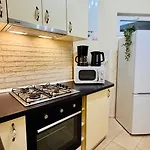 Cozy Modern Retreat - 2 Bedroom Steps From Piata Victoriei Apartmán