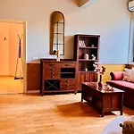 Apartmán Cozy Modern Retreat - 2 Bedroom Steps From Piata Victoriei
