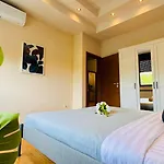 Cozy Modern Retreat - 2 Bedroom Steps From Piata Victoriei Apartmán *