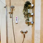 Cozy Modern Retreat - 2 Bedroom Steps From Piata Victoriei Bukurešť