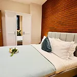 Cozy Modern Retreat - 2 Bedroom Steps From Piata Victoriei Apartmán *