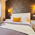 Cozy Modern Retreat - 2 Bedroom Steps From Piata Victoriei * Bukurešť