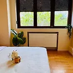 Apartmán Cozy Modern Retreat - 2 Bedroom Steps From Piata Victoriei Bukurešť