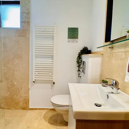 דירה Cozy Modern Retreat - 2 Bedroom Steps From Piata Victoriei בוקרשט