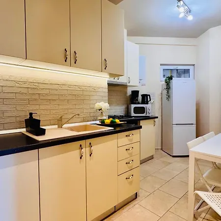 Cozy Modern Retreat - 2 Bedroom Steps From Piata Victoriei Bukareszt