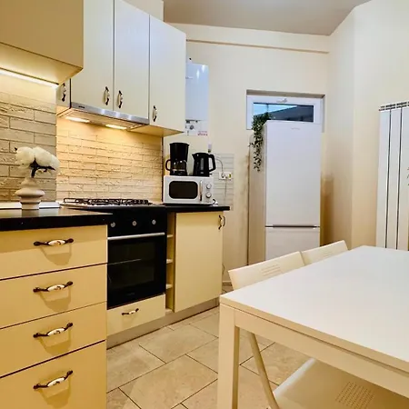 Apartmán Cozy Modern Retreat - 2 Bedroom Steps From Piata Victoriei Bukurešť