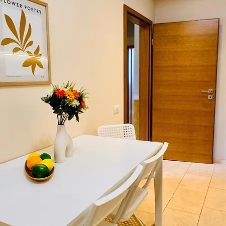 Cozy Modern Retreat - 2 Bedroom Steps From Piata Victoriei *