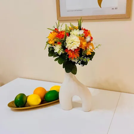 Cozy Modern Retreat - 2 Bedroom Steps From Piata Victoriei