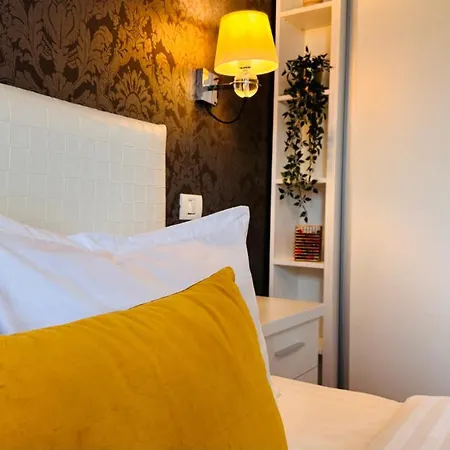 Cozy Modern Retreat - 2 Bedroom Steps From Piata Victoriei