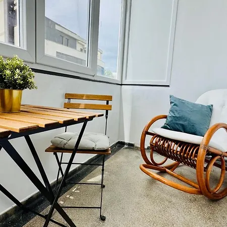 Cozy Modern Retreat - 2 Bedroom Steps From Piata Victoriei Apartmán *