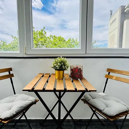 Cozy Modern Retreat - 2 Bedroom Steps From Piata Victoriei Apartmán Bukurešť