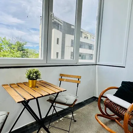 Cozy Modern Retreat - 2 Bedroom Steps From Piata Victoriei 부쿠레슈티