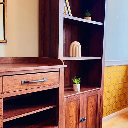 Apartment Cozy Modern Retreat - 2 Bedroom Steps From Piata Victoriei