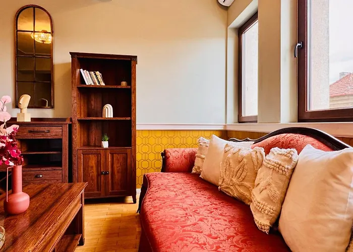 Apartament Cozy Modern Retreat - 2 Bedroom Steps From Piata Victoriei Bucureşti