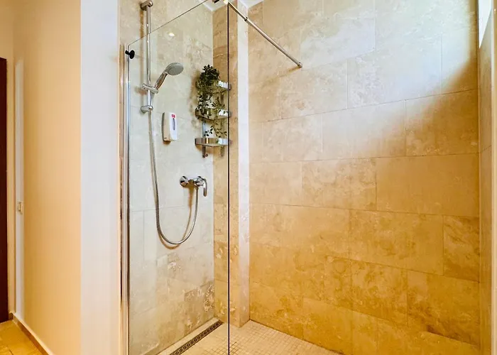 Cozy Modern Retreat - 2 Bedroom Steps From Piata Victoriei Апартаменти *