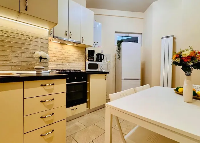 Apartmán Cozy Modern Retreat - 2 Bedroom Steps From Piata Victoriei Bukurešť