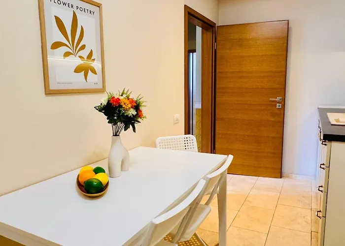 Cozy Modern Retreat - 2 Bedroom Steps From Piata Victoriei *