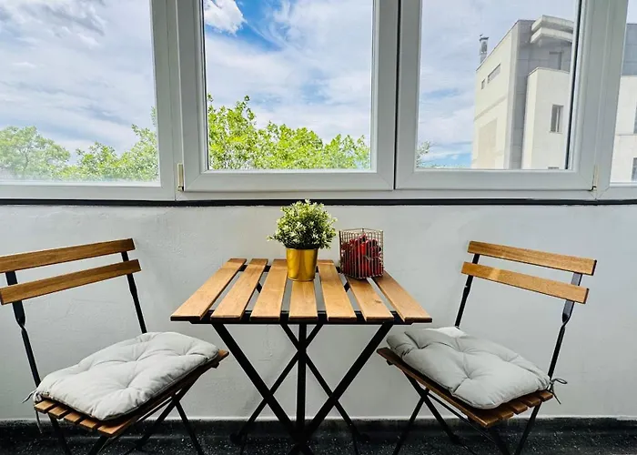 Cozy Modern Retreat - 2 Bedroom Steps From Piata Victoriei Apartmán Bukurešť
