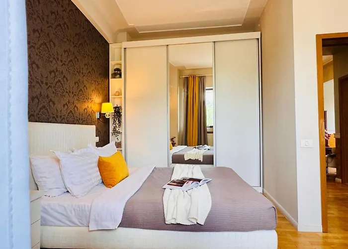 Апартаменти Cozy Modern Retreat - 2 Bedroom Steps From Piata Victoriei Бухарест