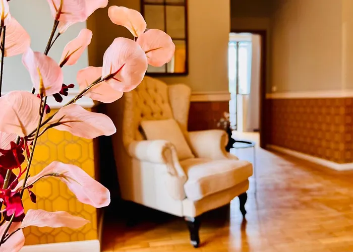 Cozy Modern Retreat - 2 Bedroom Steps From Piata Victoriei *