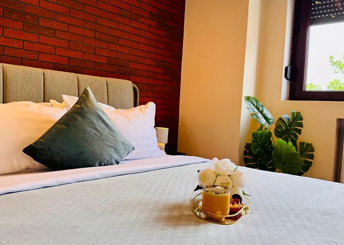 Апартаменти Cozy Modern Retreat - 2 Bedroom Steps From Piata Victoriei