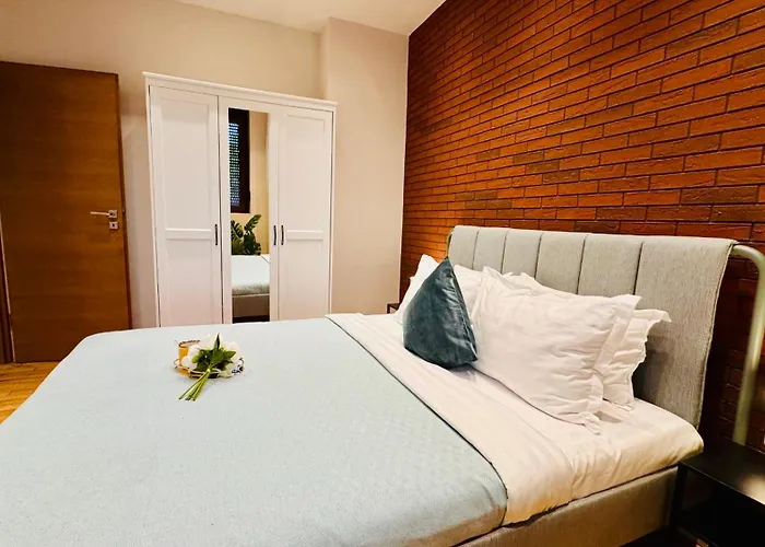 Cozy Modern Retreat - 2 Bedroom Steps From Piata Victoriei Апартаменти *