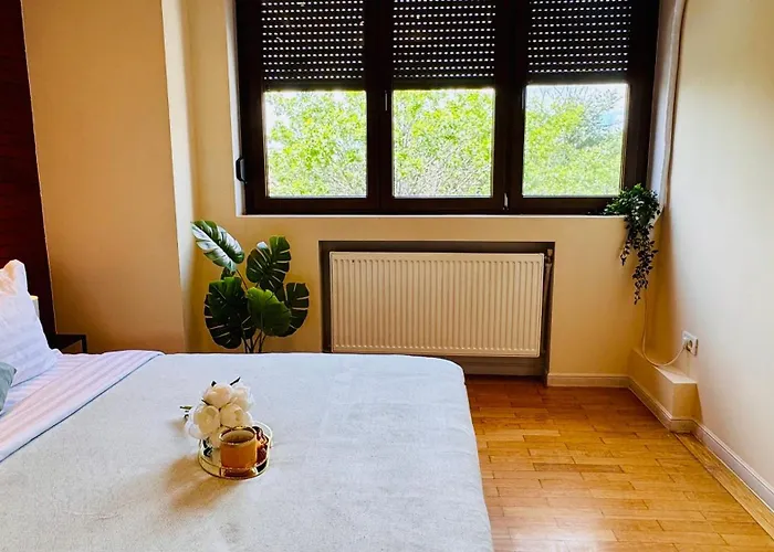 Apartament Cozy Modern Retreat - 2 Bedroom Steps From Piata Victoriei Bucureşti