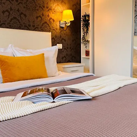 Cozy Modern Retreat - 2 Bedroom Steps From Piata Victoriei Apartamento *