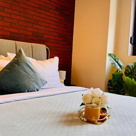 Cozy Modern Retreat - 2 Bedroom Steps From Piata Victoriei Apartamento *