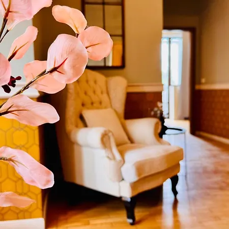 Cozy Modern Retreat - 2 Bedroom Steps From Piata Victoriei *