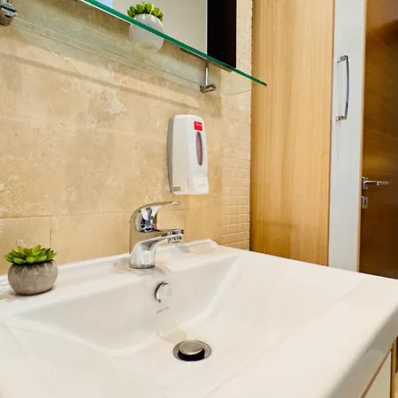 Cozy Modern Retreat - 2 Bedroom Steps From Piata Victoriei *