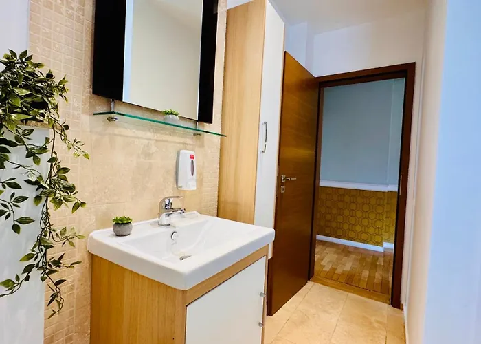 Cozy Modern Retreat - 2 Bedroom Steps From Piata Victoriei Apartman