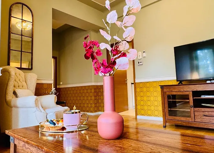 Cozy Modern Retreat - 2 Bedroom Steps From Piata Victoriei Apartman Bukarest