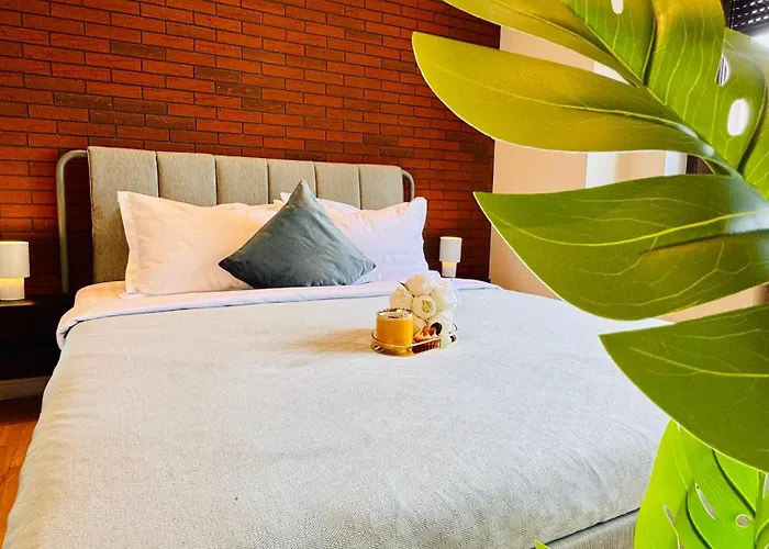 Cozy Modern Retreat - 2 Bedroom Steps From Piata Victoriei Apartman Bukarest