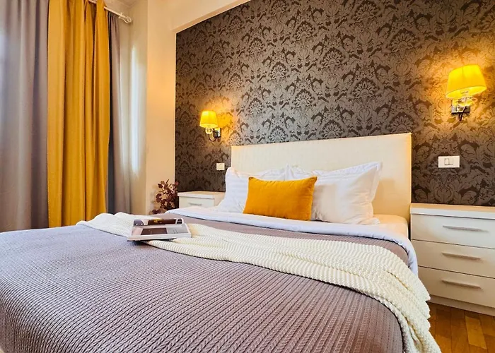 Cozy Modern Retreat - 2 Bedroom Steps From Piata Victoriei Apartman Bukarest