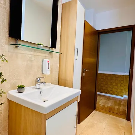 Cozy Modern Retreat - 2 Bedroom Steps From Piata Victoriei Apartment