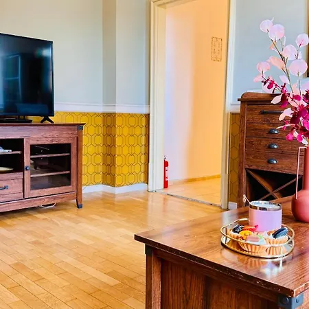 Apartment Cozy Modern Retreat - 2 Bedroom Steps From Piata Victoriei Bukarest