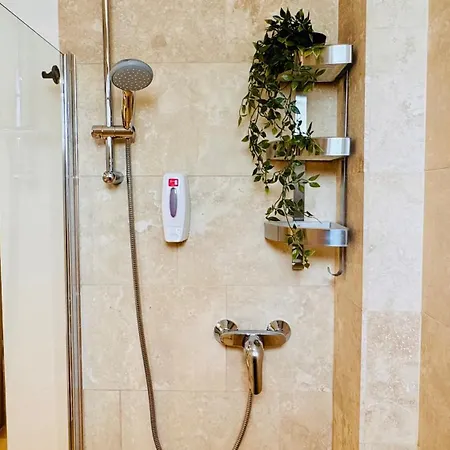 Cozy Modern Retreat - 2 Bedroom Steps From Piata Victoriei Bukarest