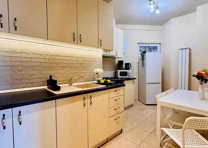 Cozy Modern Retreat - 2 Bedroom Steps From Piata Victoriei Бухарест