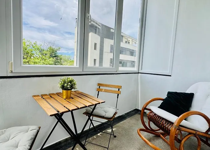 Cozy Modern Retreat - 2 Bedroom Steps From Piata Victoriei Бухарест