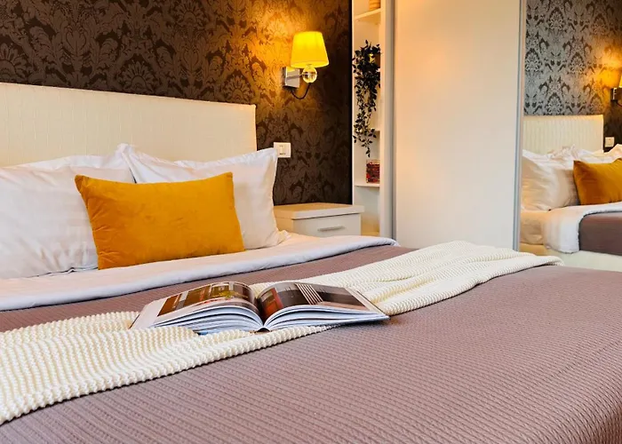 Cozy Modern Retreat - 2 Bedroom Steps From Piata Victoriei Апартаменты *